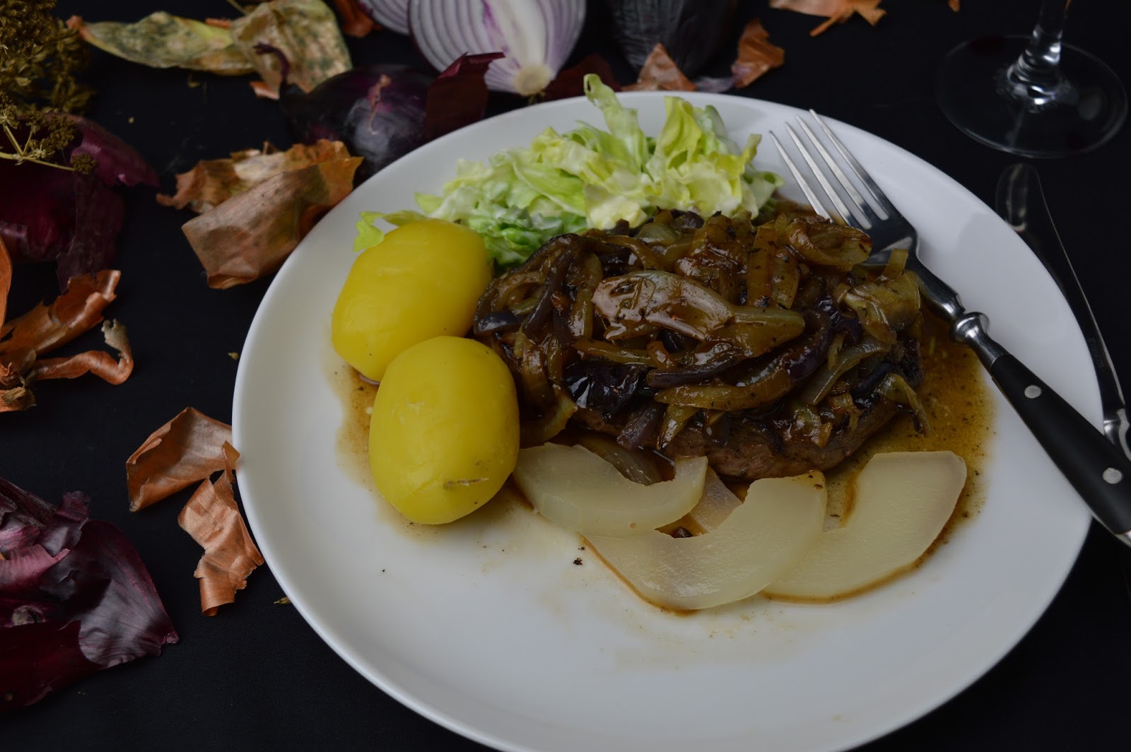 Engelsk bøf med bløde løg, hvide kartofler og mormor salat